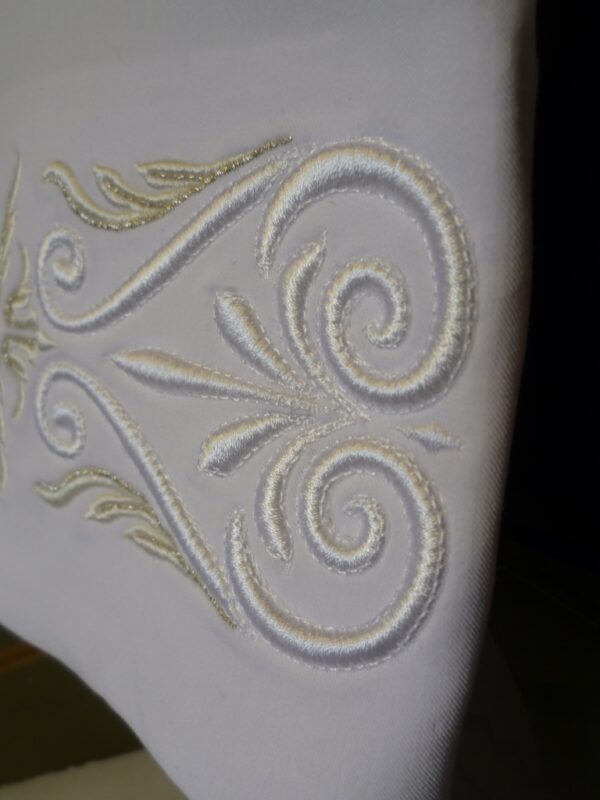 Alba med vackert broderi