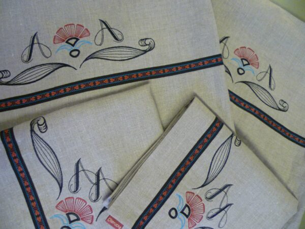 Broderade linnelakan lysningspresent